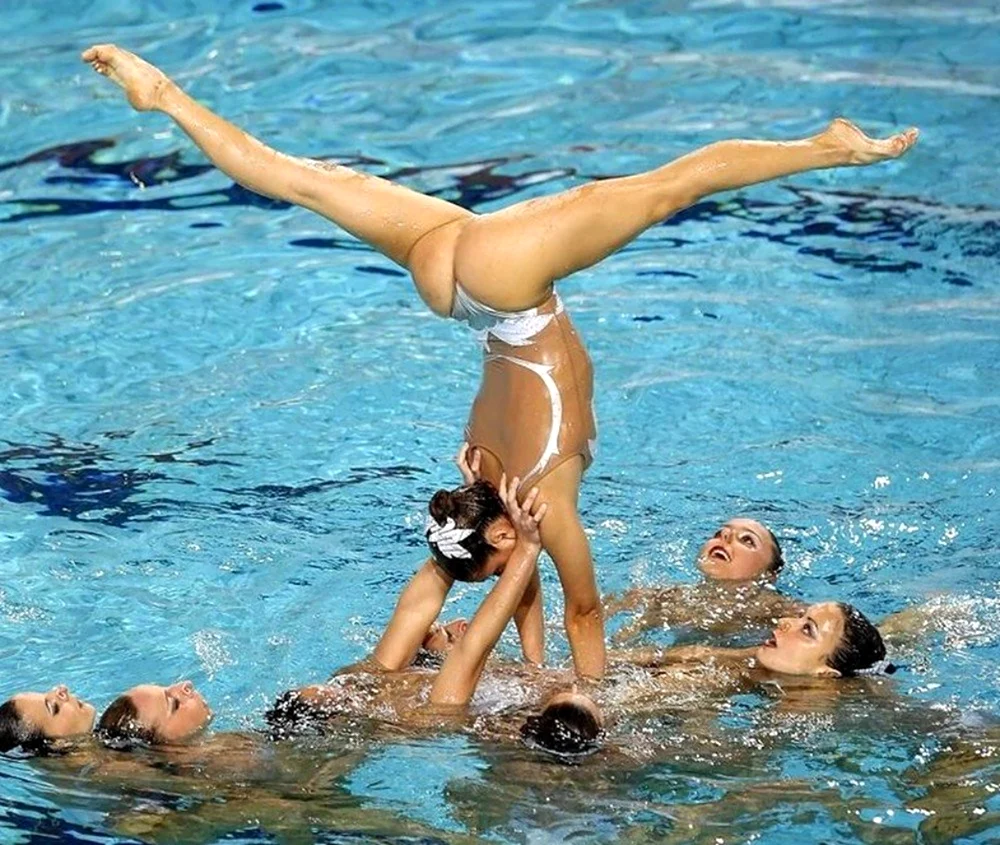 Синхронное плавание спортсменки