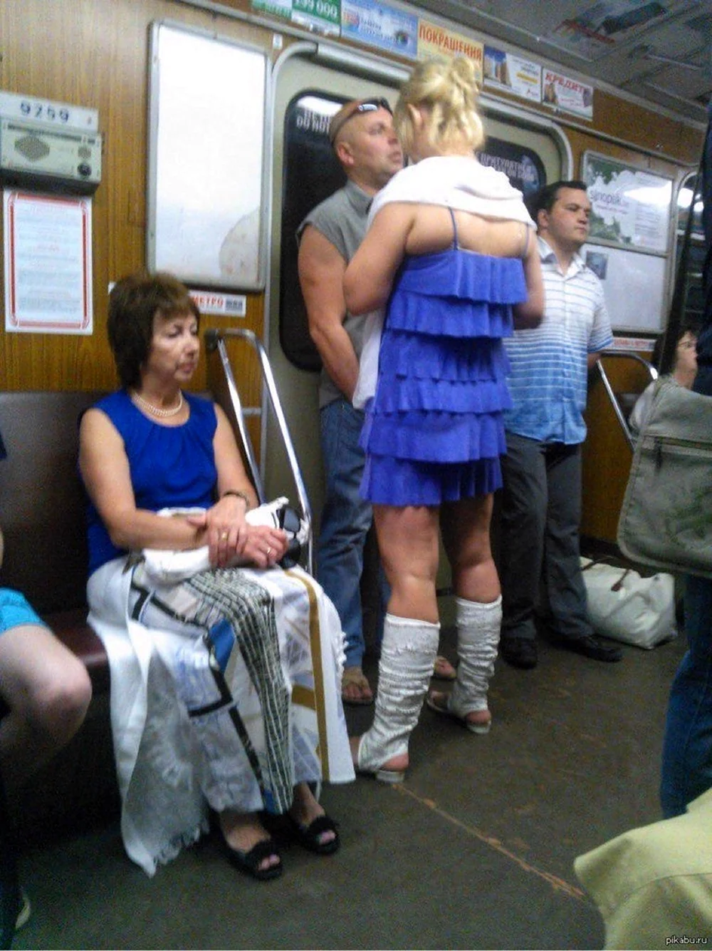 Смешно одетые люди