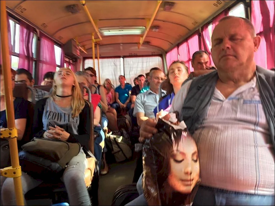Смешные люди в автобусе