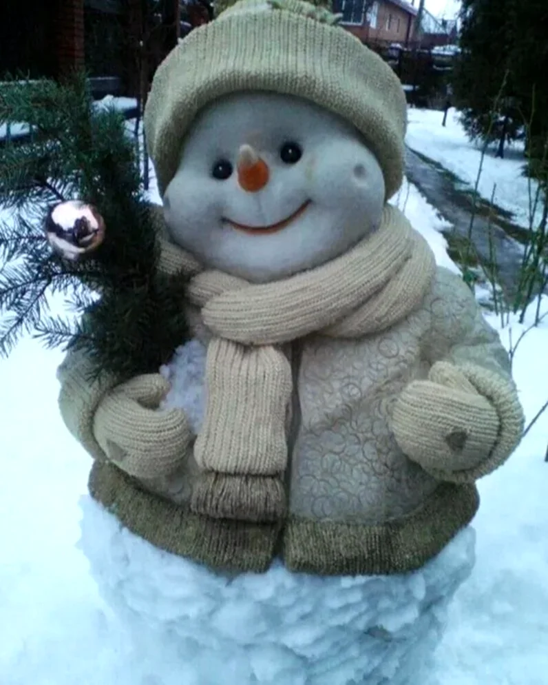 Снеговик из снега