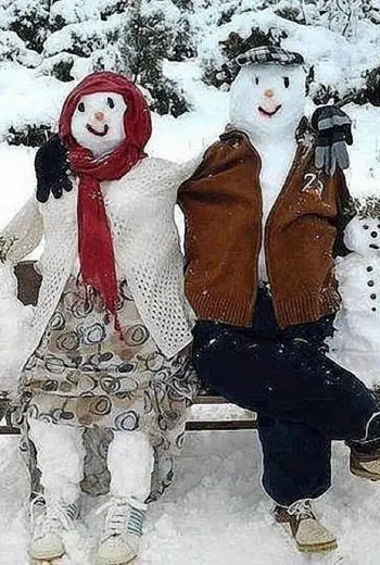 Снеговик на скамейке