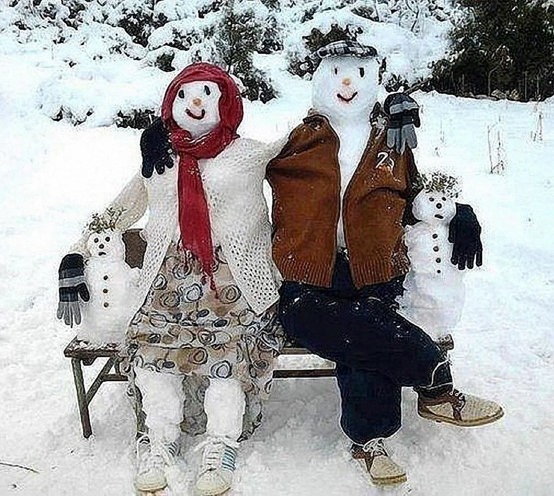 Снеговик на скамейке