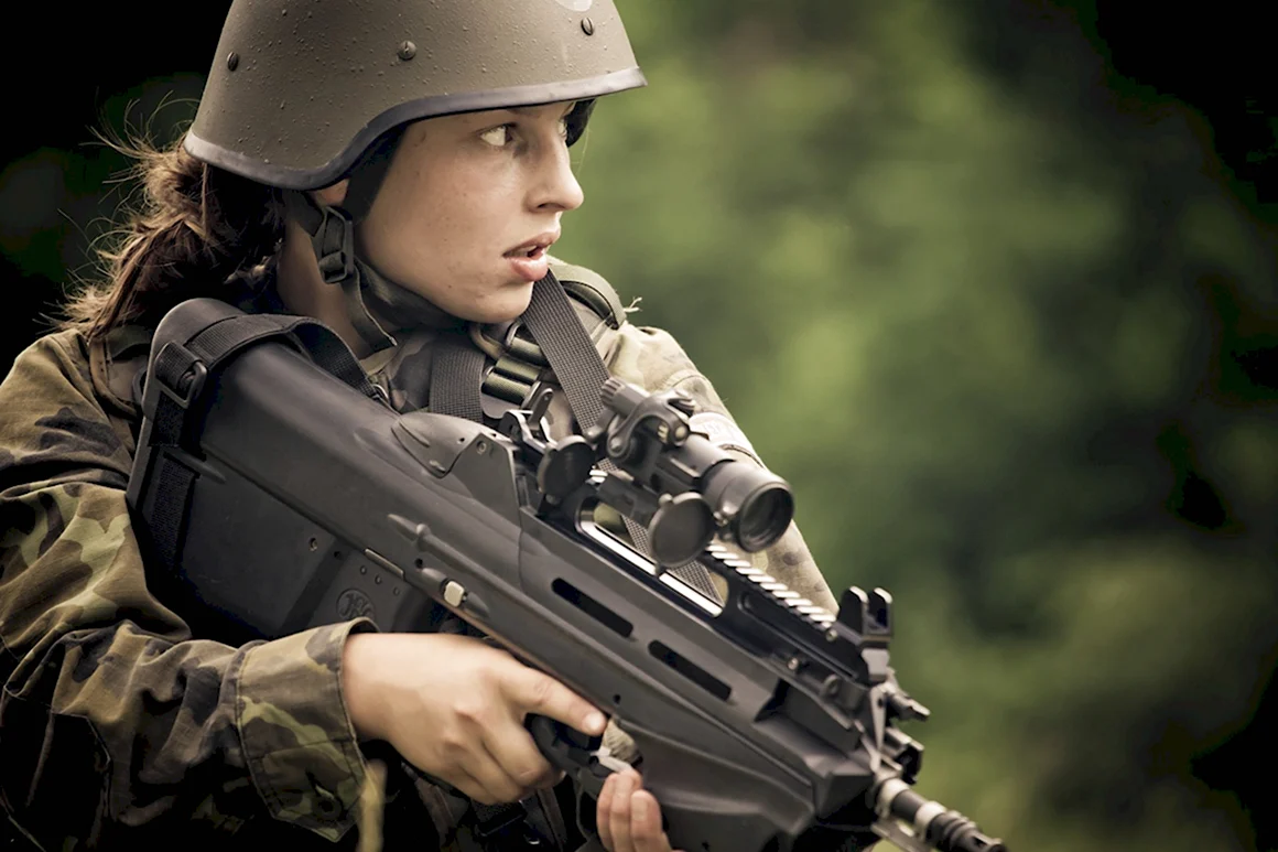 Солдат с FN f2000