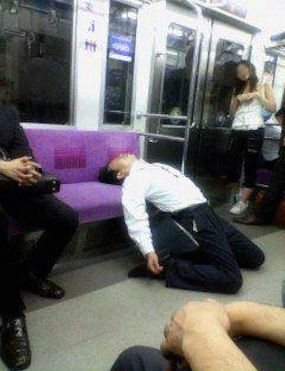 Спящие японцы в метро