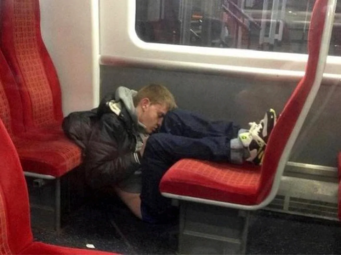 Спящий человек в автобусе