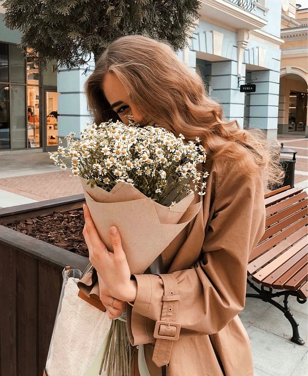 Стильная девушка с цветами