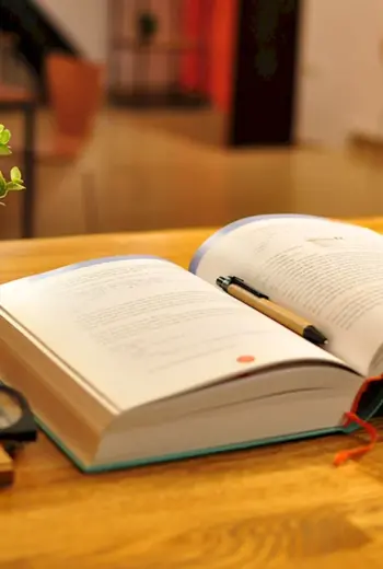 Стол «книга»
