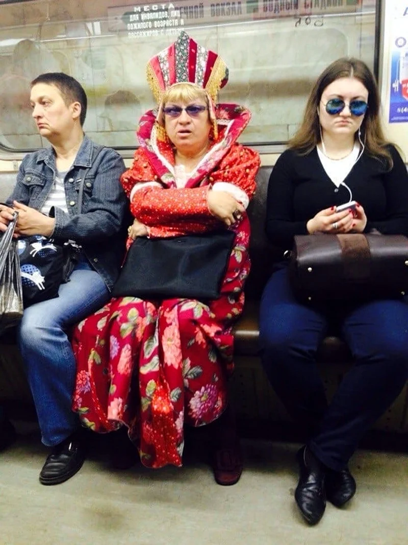 Странно одетые люди в метро