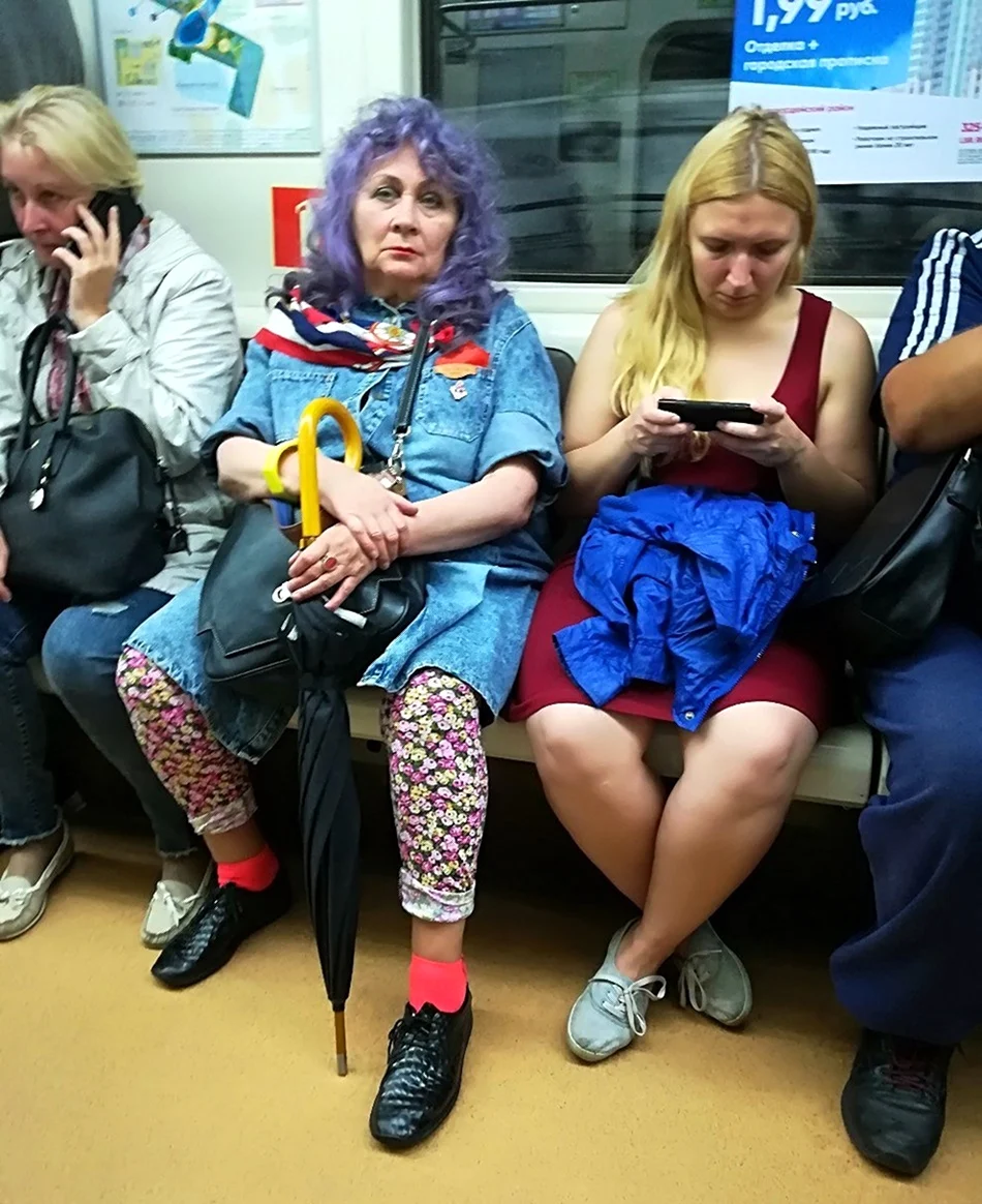 Странно одетые люди в метро