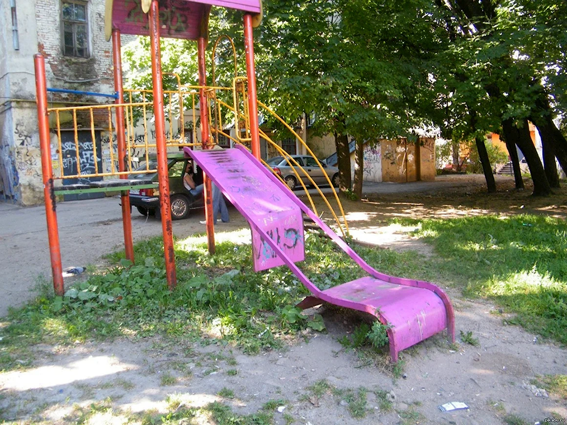 Странные детские горки