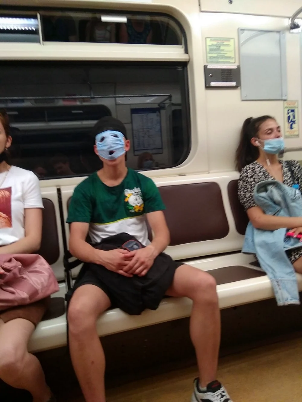 Странные люди в метро