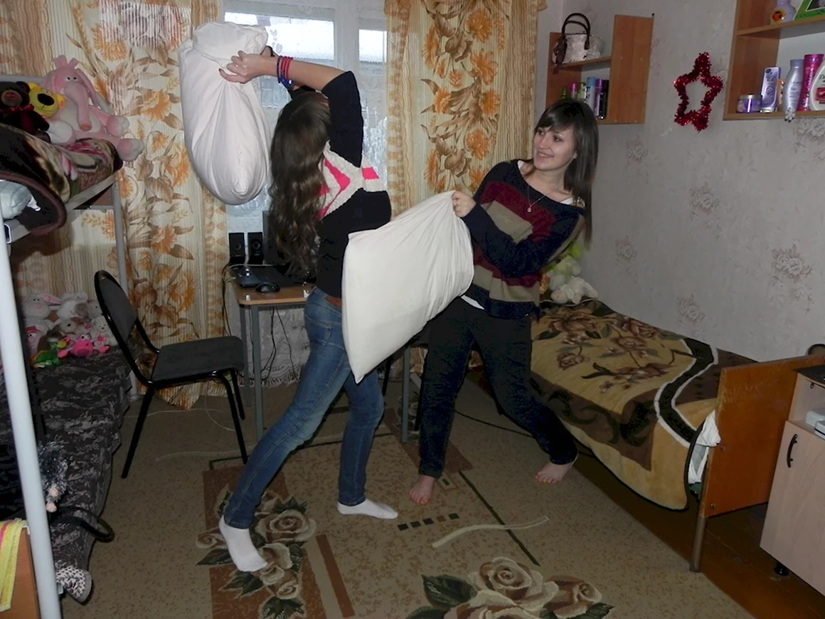 Студентки в общежитии