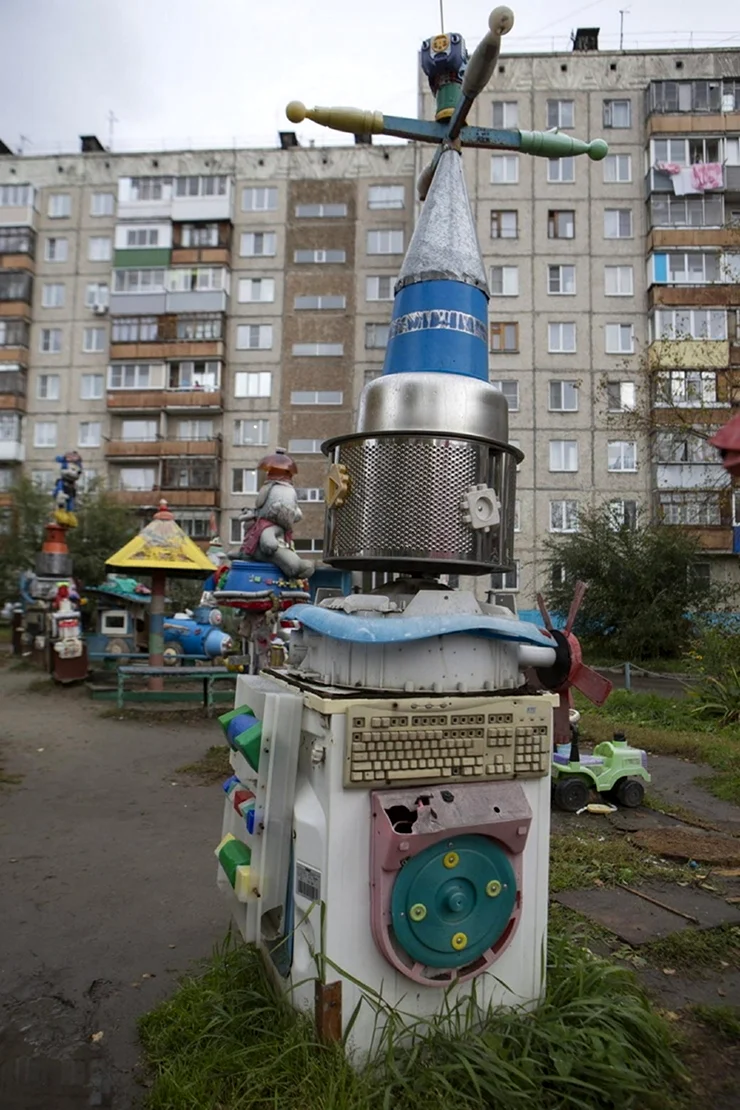 Суровая детская площадка