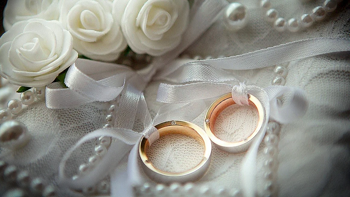Свадебные кольца и цветы