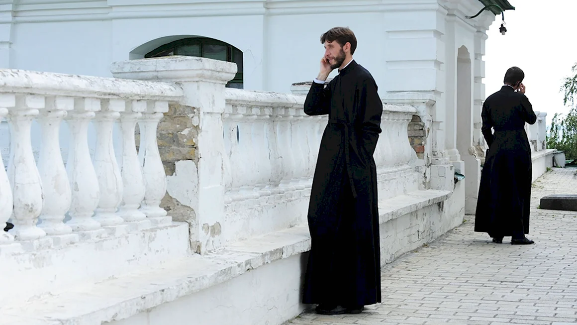 Священник со спины