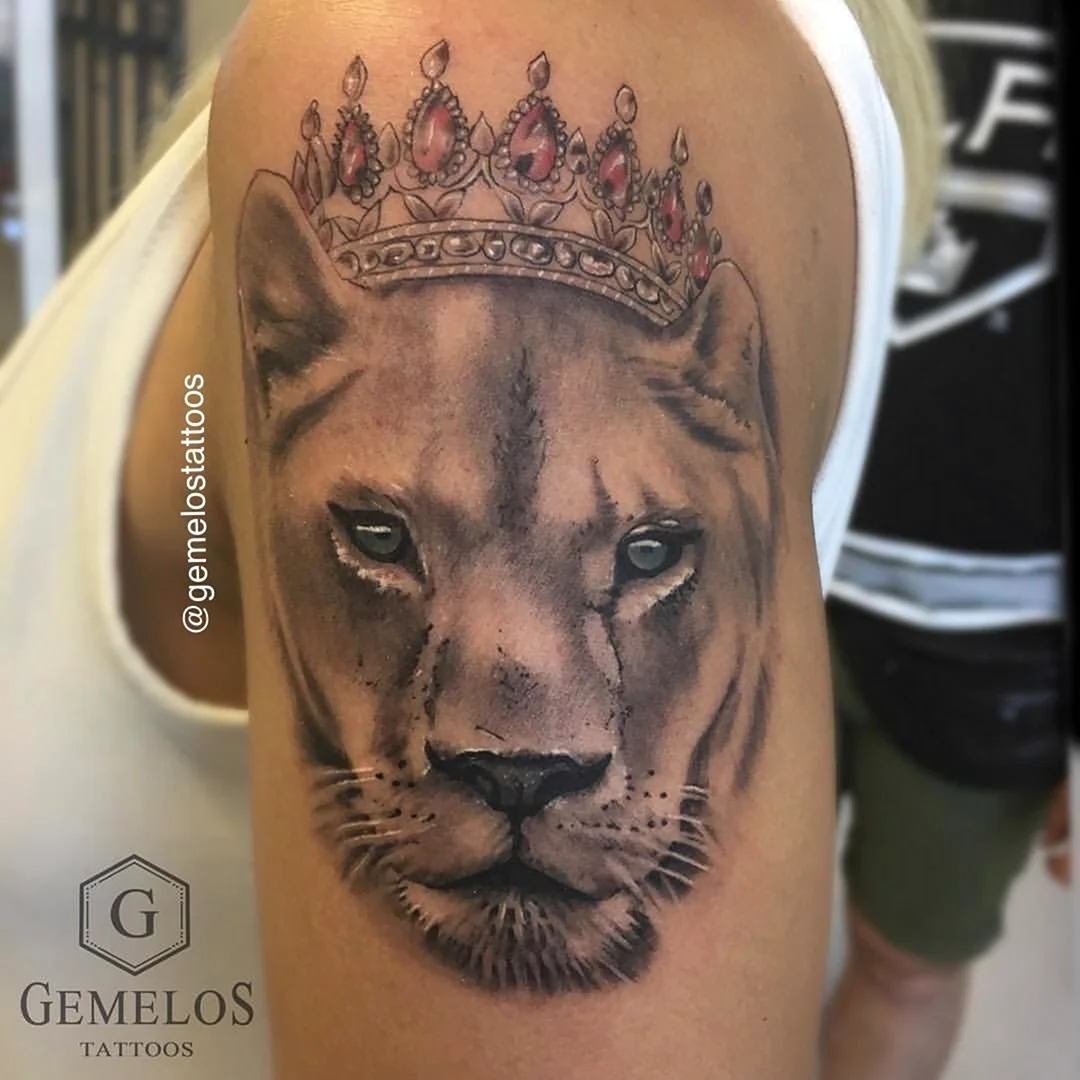 Тату львица с короной