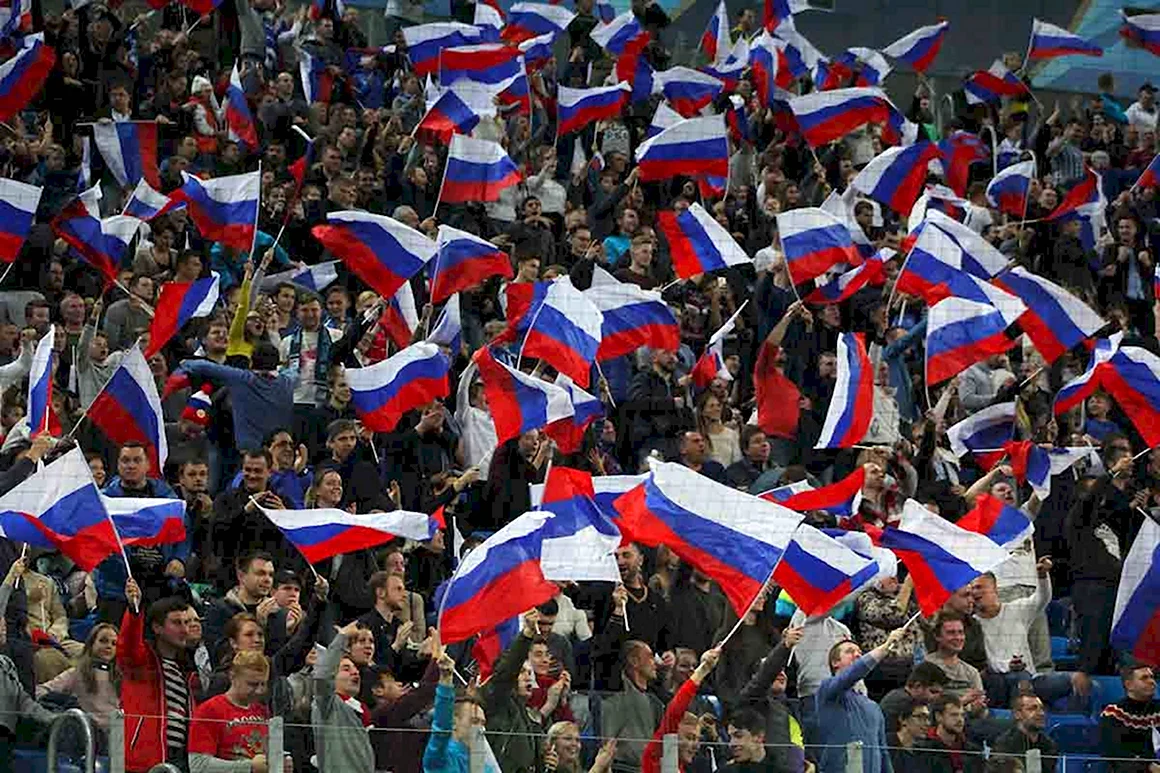 Толпа с флагами
