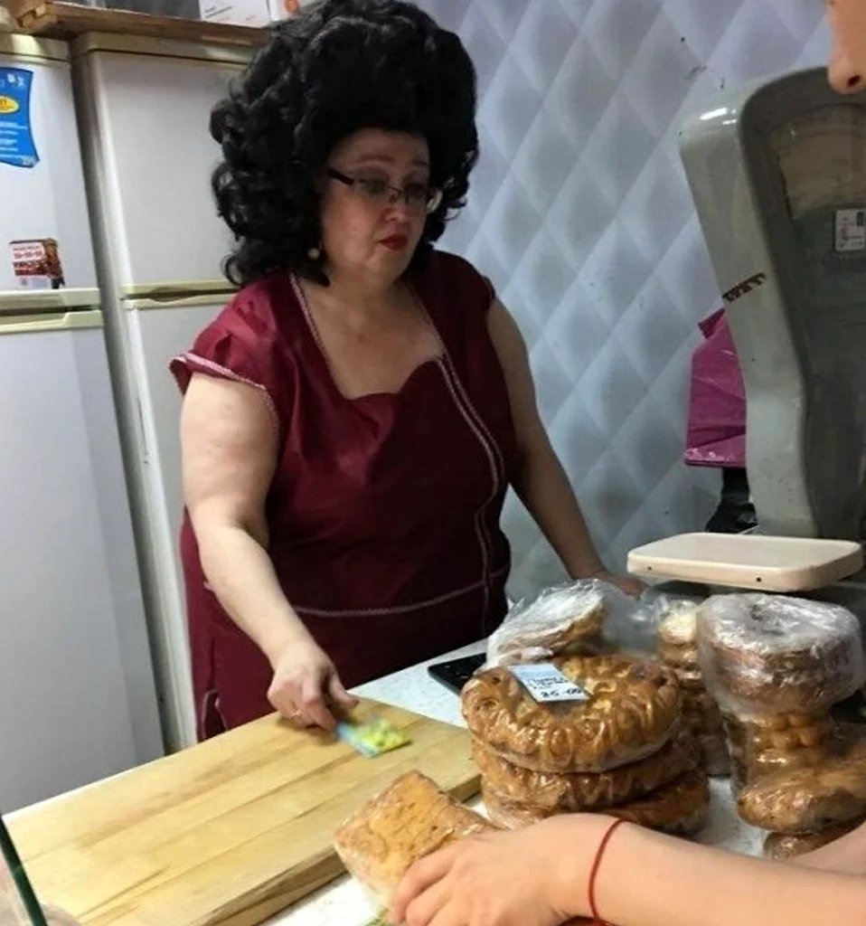 Толстая продавщица