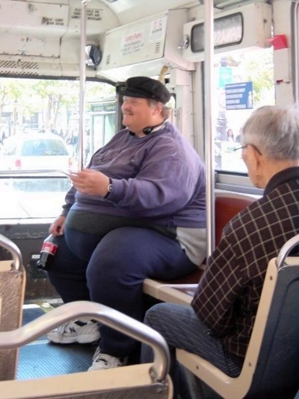 Толстые люди в автобусе