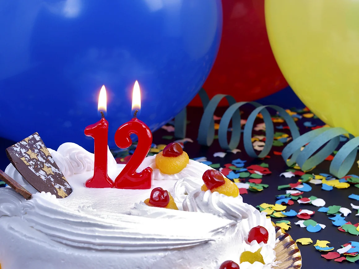Торт со свечами 50 лет