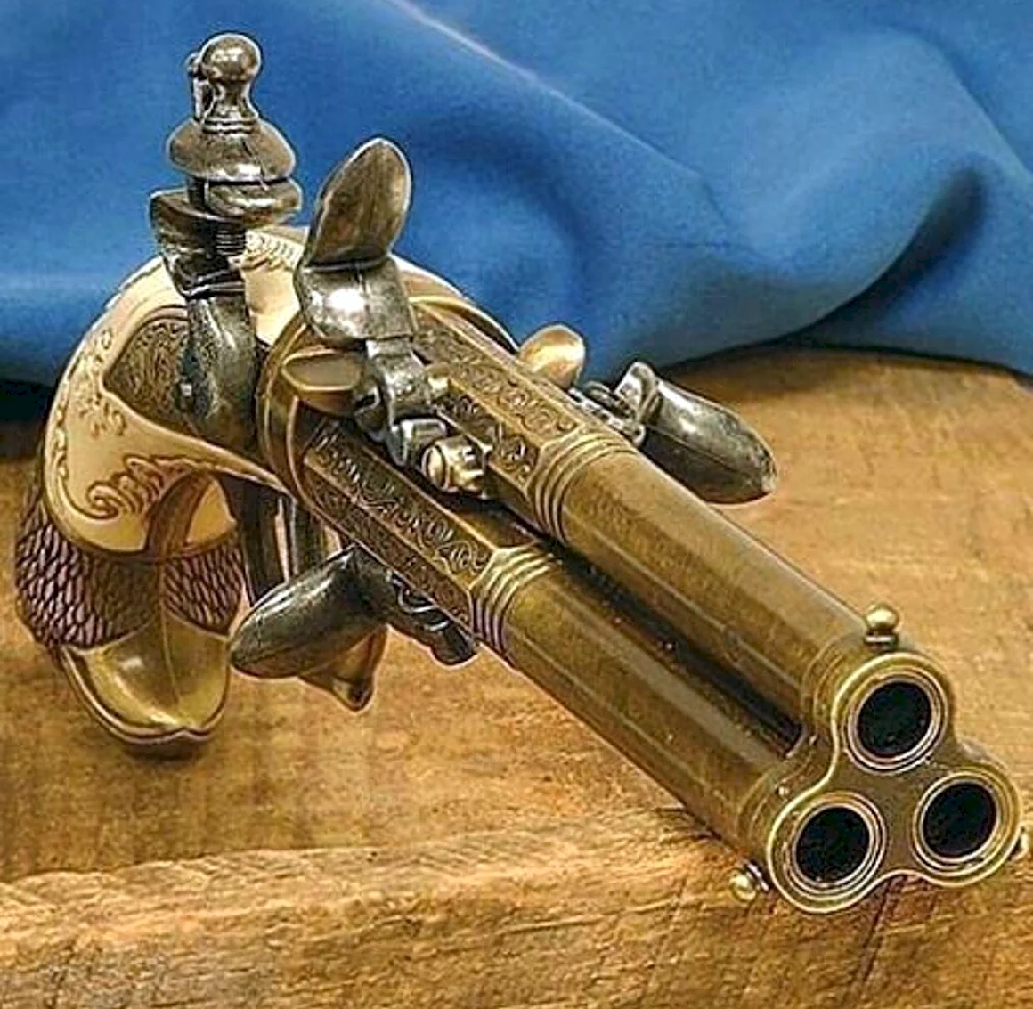 Трёхствольный кремневый пистолет