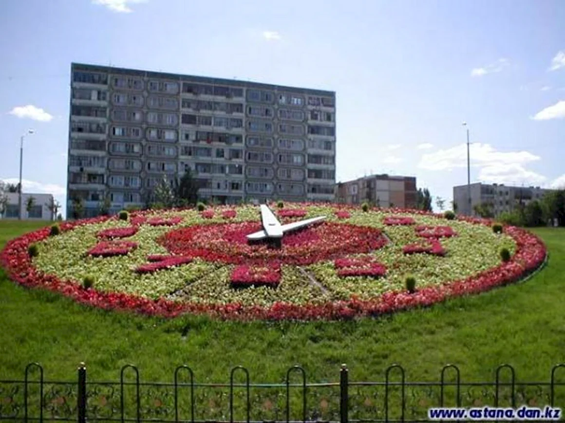 Цветочные часы в Астане