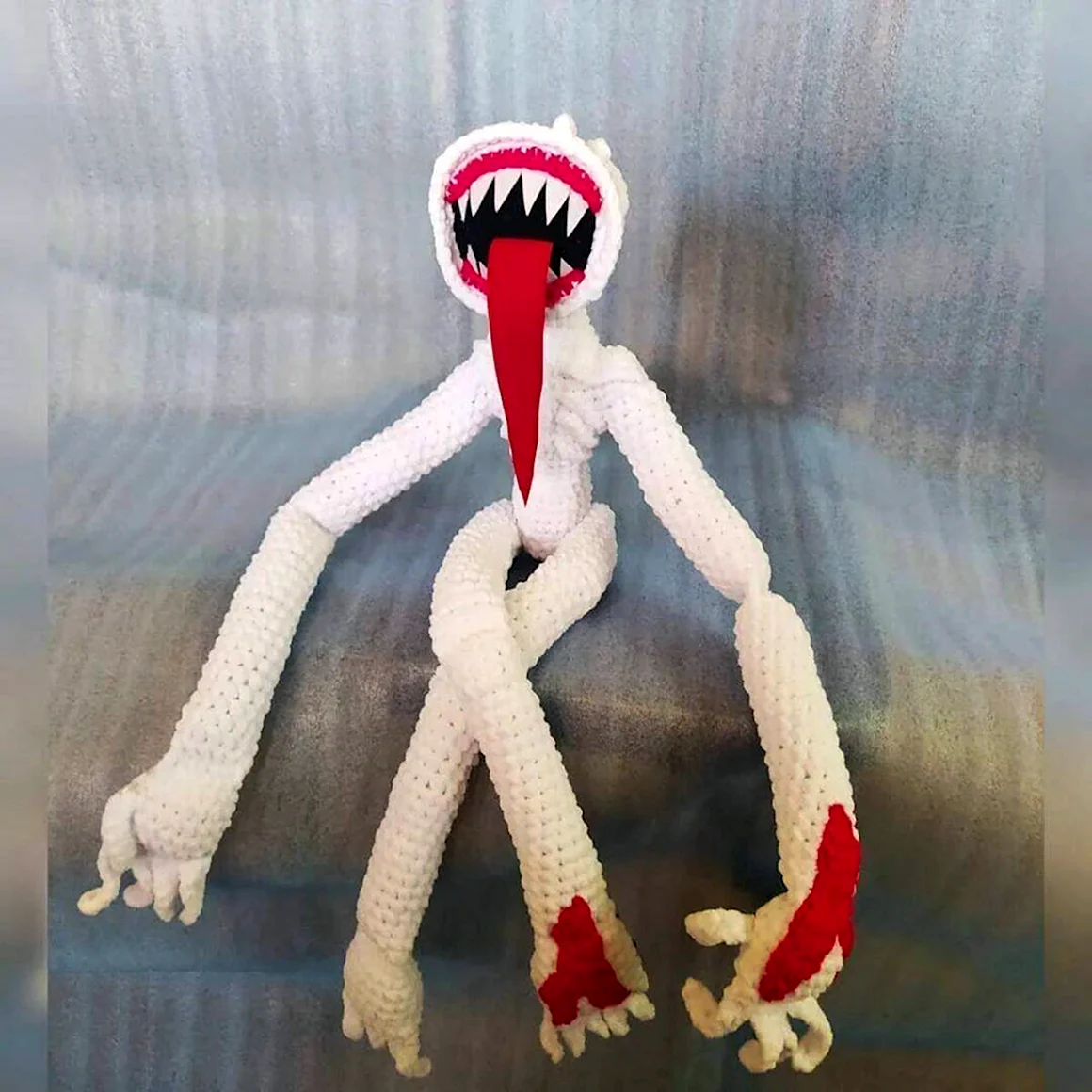 У мамочки длинные руки и ноги игрушку