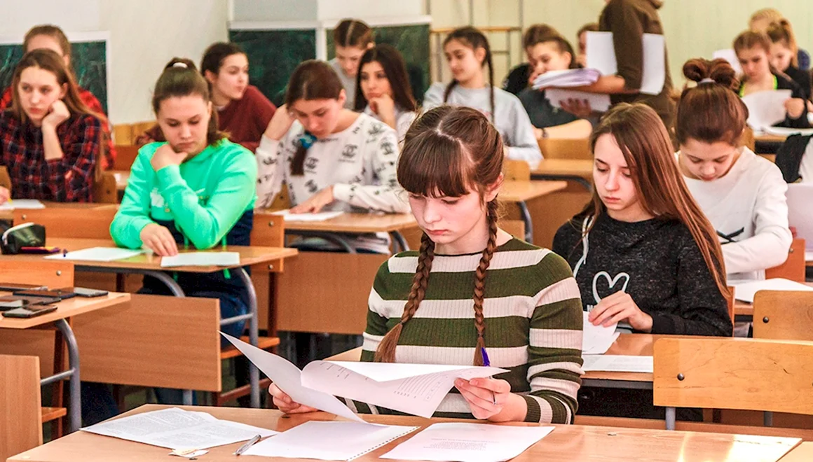 Ученики в школе старшеклассники
