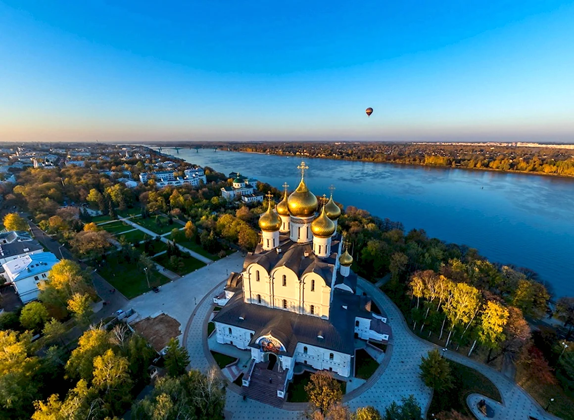 Успенский собор с высоты птичьего полета Ярославле