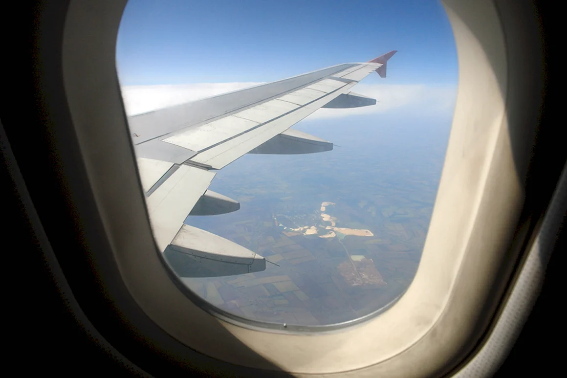 Вид из иллюминатора самолета Боинг 737 над крылом