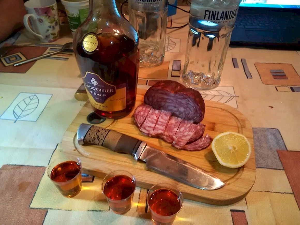 Виски на столе с закуской
