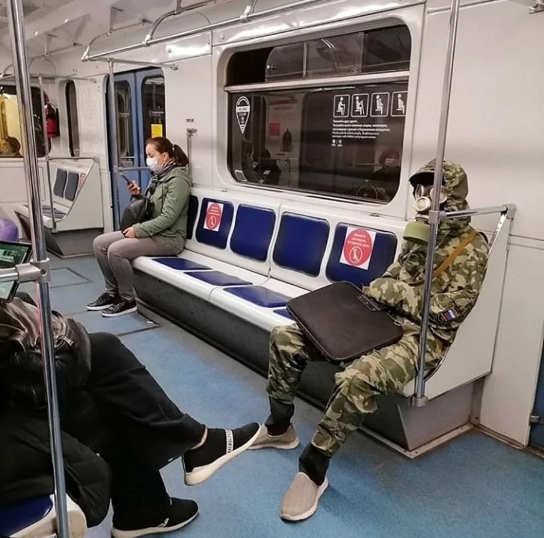 Военный в метро