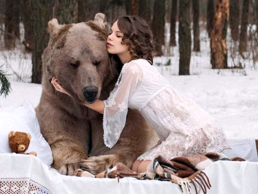 Воинственная женщина с медведем