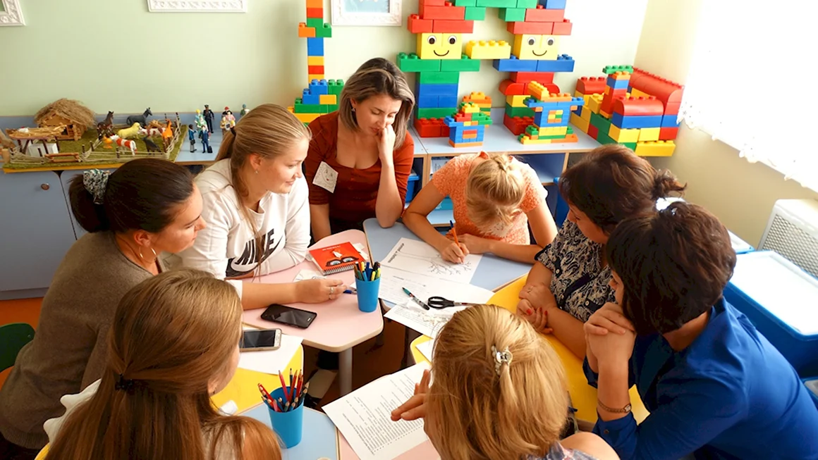 Воспитатель с родителями в ДОУ