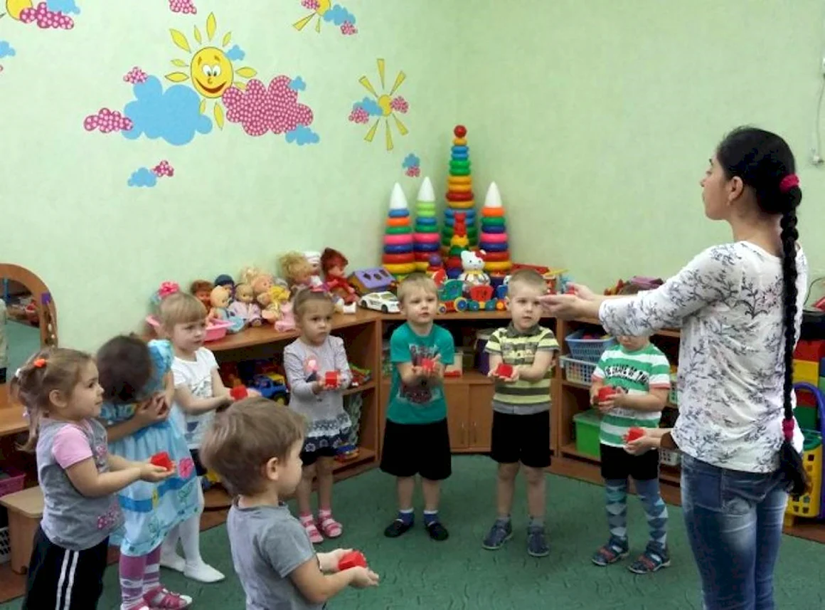 Воспитателем с средней группы
