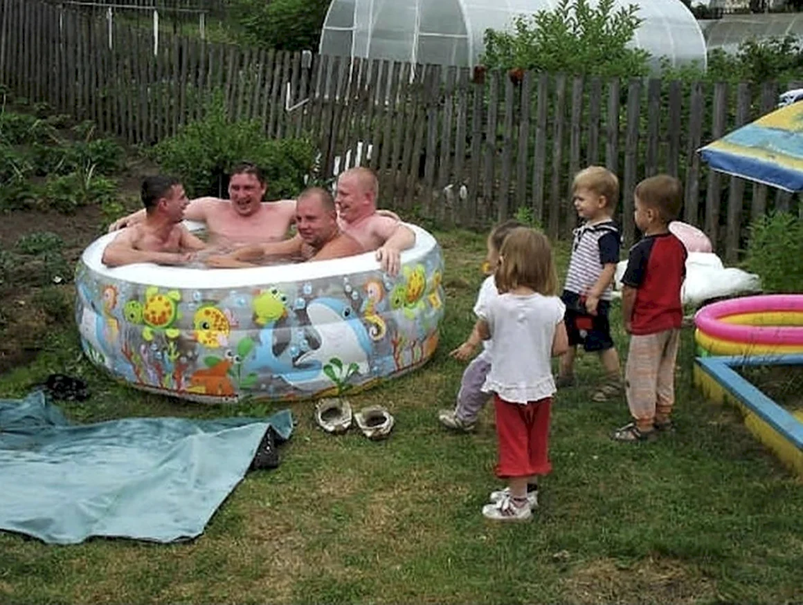 Взрослый в детском бассейне