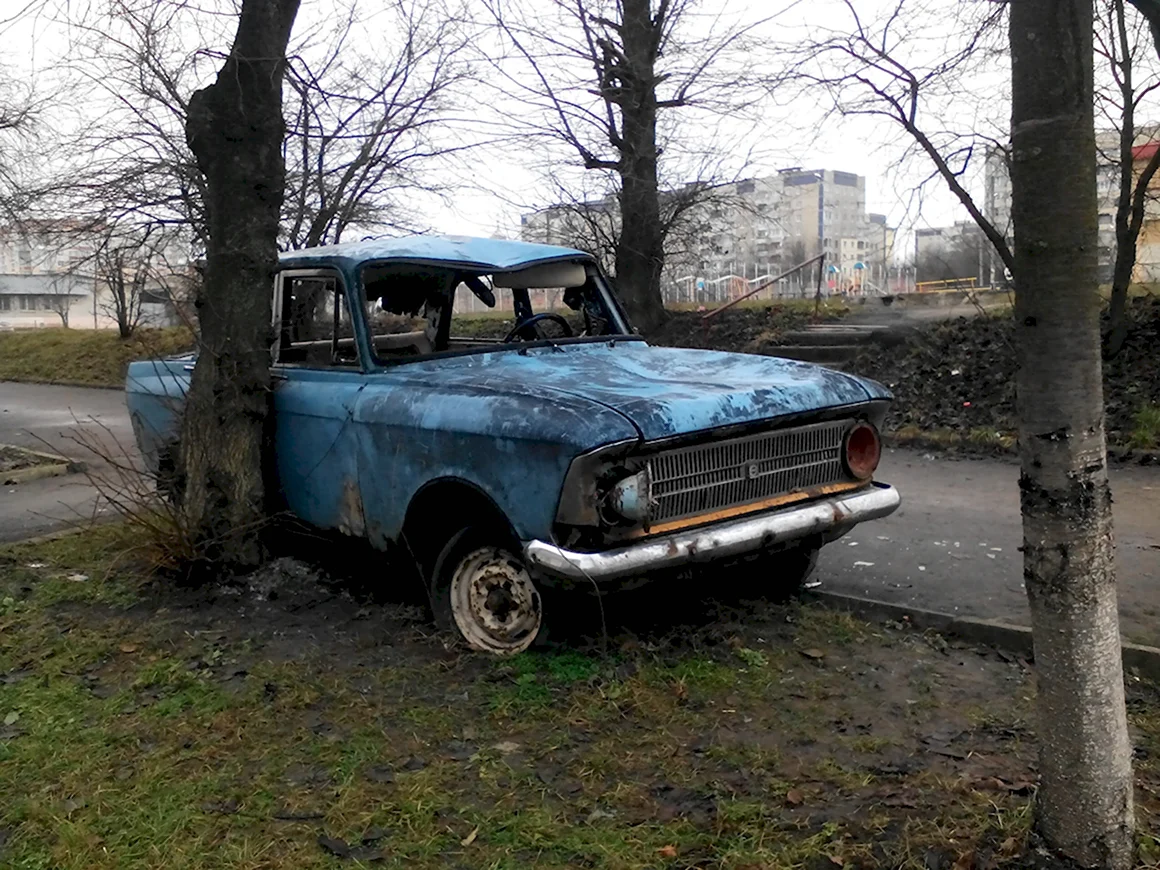 Заброшенные машины в городе