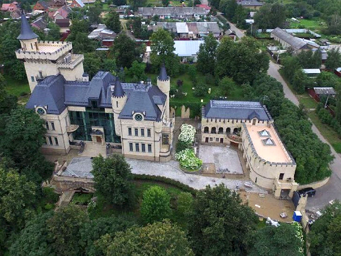 Замок в деревне грязь Максима Галкина