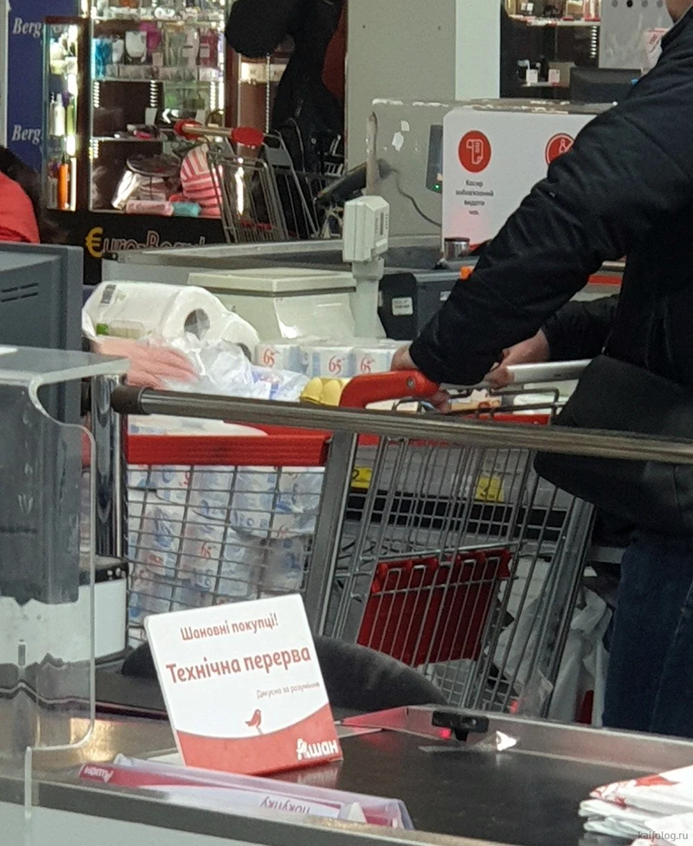 Запасы туалетной бумаги в коронавирус прикол