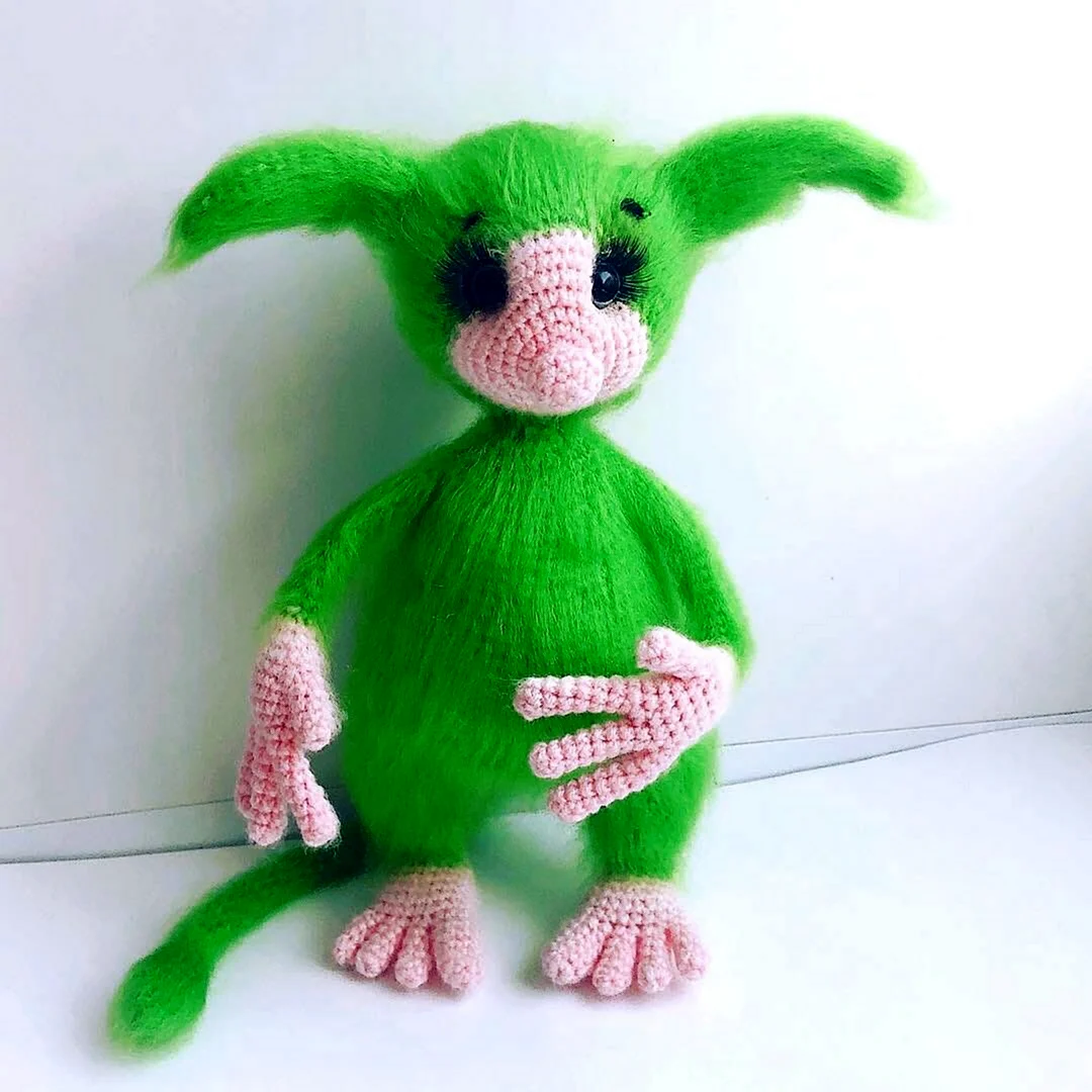 Зеленая вязаная игрушка