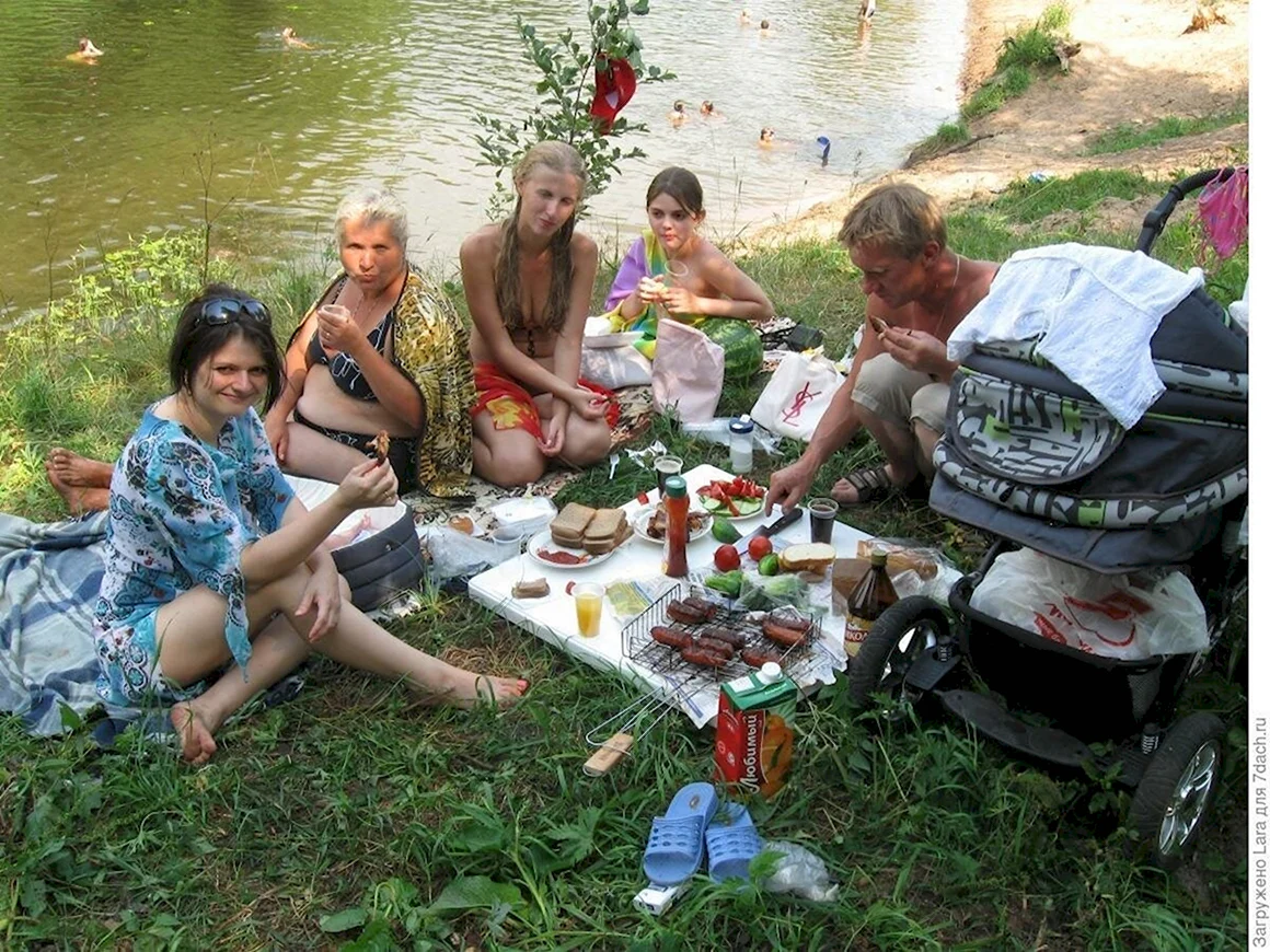 Женщина отдыхает на природе