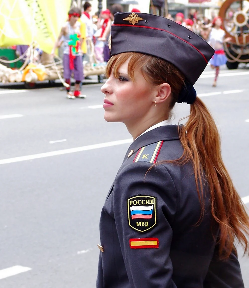 Женщина полицейский