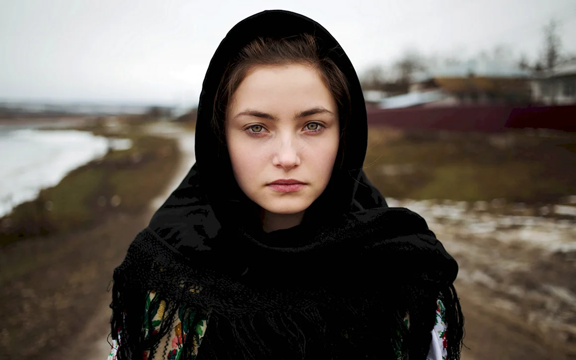 Женщина в черном платке