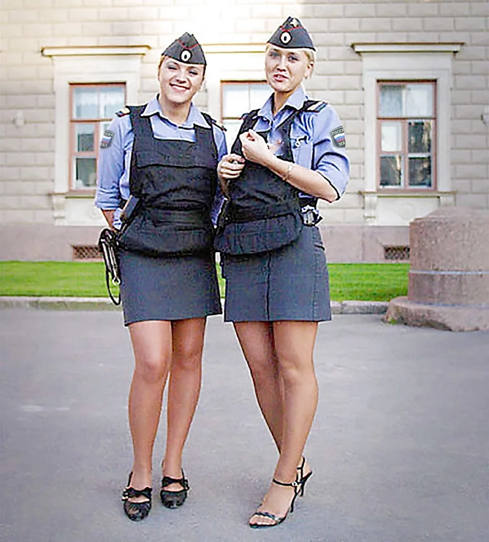 Женщина в полицейской форме