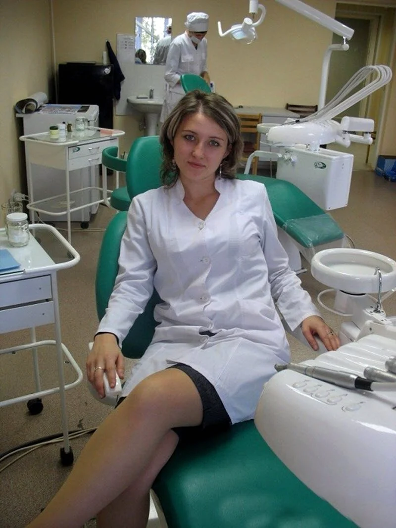 Женщина врач в поликлинике