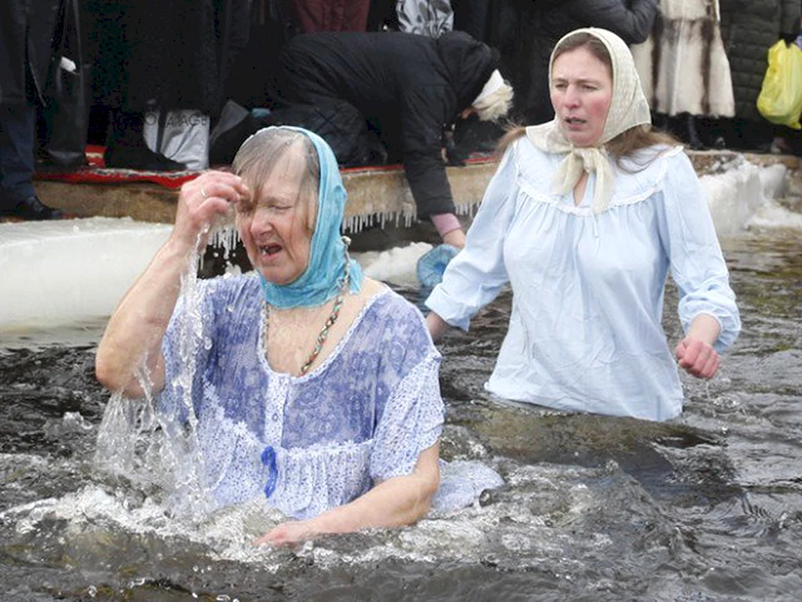 Женщины в проруби