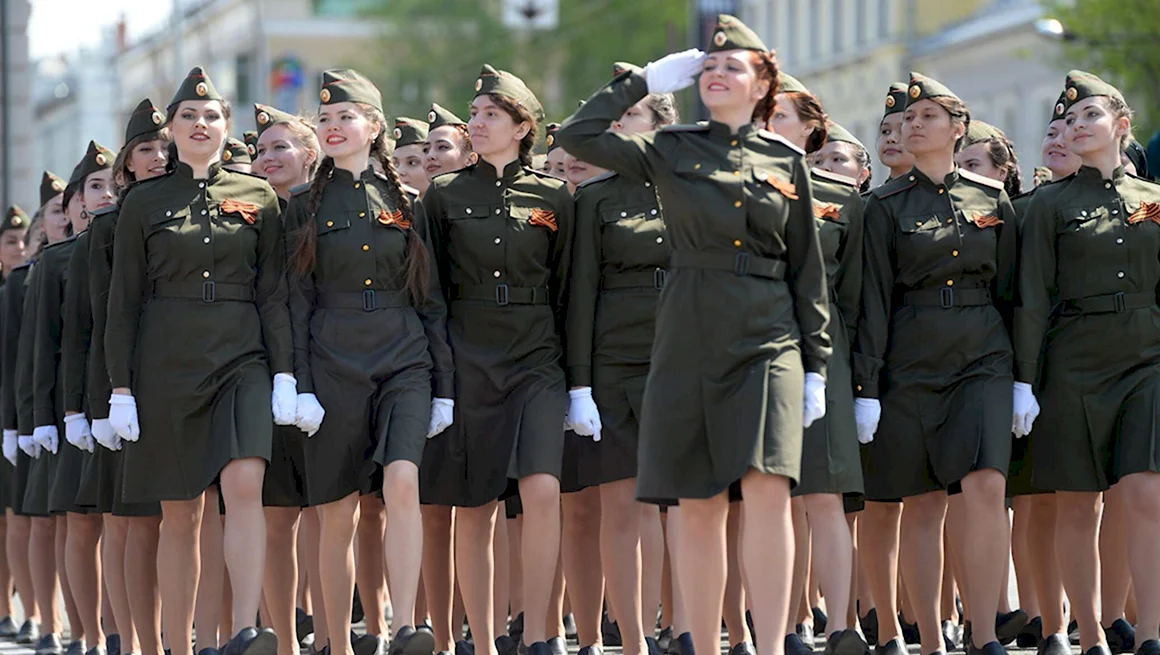 Женщины военные на параде