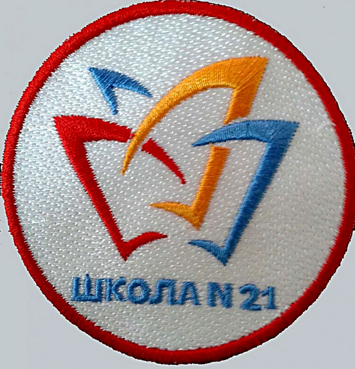 Значок с эмблемой школы