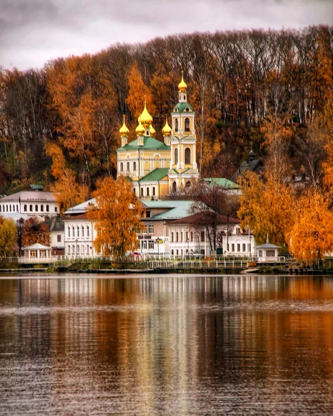 Золотая осень . Город Плес . Ивановская область .